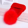 Rote Strickmütze für den Winter mit flauschigem, übergroßem Kunstfell-Bommel - Einheitsgröße / Rot