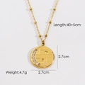 Detail van de 14K vergulde ketting met hanger van maansikkel en glanzende steentjes - Maan & Sterren Schijf