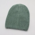 Gros plan sur le bonnet en maille gris-vert montrant la texture mohair et le bord côtelé - Taille unique / Vert