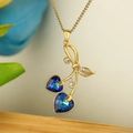 Gouden kersenhalsketting met blauw hartkristal en zirkonia hanger aan een fijne ketting - Blauw Kers
