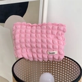 Detail der rosa Kosmetiktasche mit Bubble-Textur aus Segeltuch für Unterwegs - Bubble Rosa