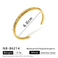 Bracelet jonc doré en acier inoxydable avec étoiles gravées et cristaux étincelants - Style Diamant Étincelant Gravé en Étoile (NB-B6214)