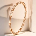 Macro-detail van de roségouden bamboe design armband met gepolijste stalen afwerking - Roségoud Bamboe Rond (14-B-6)