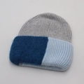 Berretto in maglia tricolore con texture in mohair grigio, blu scuro e celeste - Grigio