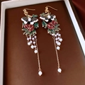 Dettaglio orecchini vintage in smalto con farfalla, fiori e nappe di perle sintetiche - Stile Nappa di Perle di Rosa a Farfalla (Gancio per Orecchio-Oro-Verde-Rosso)