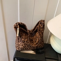 Borsa tote retrò leopardata con elegante dettaglio di ciondolo a perline - Con Ciondolo / Leopardo Marrone (Fantasia grande)