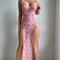 Sexy langes Netzkleid mit rosa Blumendruck, hohen Schlitzen und Korsett-Bustier - S / Rosa