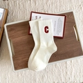 Witte katoenen geribbelde sokken met een rood geborduurde letter C-patch - Eén maat / Wit