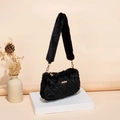Schicke schwarze Plüschtasche mit Steppmuster und goldenen Metalldetails für Damen - Schwarz