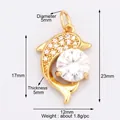 Pendentif dauphin doré avec un grand zircon clair et des petites pierres d'accent - K589332 -Gold Dolphin