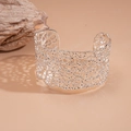 Detailansicht eines silbernen, breiten Armreifs mit filigraner, hohlgeometrischer Netzstruktur - Hohle Manschette Stil / Silber
