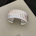 Dettaglio di un ampio bracciale a polsino argento con superficie strutturata a onde 3D - Costine Plicsettate Argento (4# Bracciale)