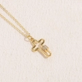 Collana con ciondolo a croce cava placcata in oro con micropavé di zirconi cubici - Croce