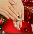 Primer plano de uñas postizas navideñas con patrones festivos de renos y pinos - Estilo de Elementos Navideños Rojo Verde (JP2694)