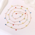 Detalle de collar de cadena dorada con colgantes de gotas translúcidas de colores en espiral - Cadena de Cristal de Gota de Agua de Colores