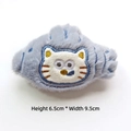 Détail d'une broche chat en peluche de 6,5x9,5 cm avec fourrure grise et broderie fine - Ajustable / Bleu Gris Brume