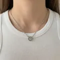 Collana con ciondolo a ciambella creativa con catena a graffetta asimmetrica e smalto blu - Ciondolo tondo geometrico verde, catena di giunzione asimmetrica / Argento (PD758)