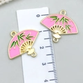 Rosa Emaille-Fächeranhänger mit grünem Bambusmuster und Goldrahmen für DIY-Schmuck - Rosérosa - Bambusblatt Doppelöse (24x21mm)