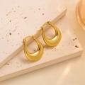 Gros plan de boucles d'oreilles goutte en or 18 carats sur base en pierre naturelle - EH062/Goutte d'Eau Polie