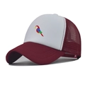 Detailaufnahme der Papageien-Stickerei auf einer burgunderweißen Trucker-Cap - Weiß + Weinrot