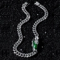 Silberne 12mm Cuban Kette mit grünem St. Jude Anhänger auf schwarzem Steinhintergrund - Silber - Halskette (50.5cm)