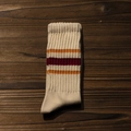 Chaussettes rétro en coton beige avec rayures de sport vintage rouges et orange - Taille Unique / Rayé Rouge Orange