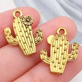 Lot de deux breloques cactus dorées avec surface texturée pour la création de bijoux - Cactus avec Fleur (19231) / 20x14mm