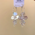 Détails des boucles d'oreilles fleur argent avec gouttes de cristal et pétales texturés - Argent