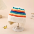 Détail d'un bonnet tricoté à rayures arc-en-ciel pour bébé avec protège-oreilles - Taille Unique (0-15 Mois) / Blanc