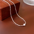 Dettaglio di una collana di perle d'argento irregolari con una singola perla bianca centrale - Collana-Argento (Perla Singola)