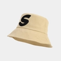 Dettaglio cappello a secchiello in tela beige con patch a S ricamata in 3D sul davanti - M (56-58cm) / Cachi