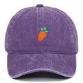 Détail de la broderie carotte sur la casquette de baseball en coton lavé violet - Réglable / Violet