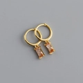 Dettaglio di orecchini a cerchio dorati con eleganti pendenti rettangolari in cristallo champagne - Orecchini Rettangolari con Strass Rosa (S-E1536) / Oro
