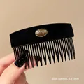 Retro-Haarkamm aus schwarzem Acryl mit goldener ovaler H-Buchstaben-Metallplakette - Schwarzer Ovaler Stil