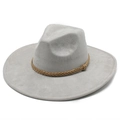 Detail eines grauen Wildleder-Fedora-Hutes mit braunem Webband und breiter Krempe - M(56-59CM) / Hellgrau (Wildleder)