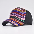 Dettaglio di strass colorati e cristalli scintillanti su un cappellino da baseball nero - Regolabile / Arcobaleno