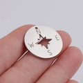 Detailopname van een 20mm roestvrijstalen kompas hanger met ster uitsparing - Staalkleur
