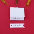 Dettaglio di etichette natalizie bianche a coda di rondine con scritte nere eleganti - Stile Scatola Regalo Albero di Natale (LH-299) / 100 Pezzi/Confezione