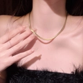 Elegante goldene flache Schlangenkette aus Edelstahl auf einem schwarzen Hintergrund - 4MM (40+5CM) / Gold