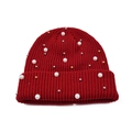 Dettaglio del berretto in maglia rossa con perle finte decorative e accenti metallici - Taglia unica / Borgogna