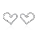 Elegante hartvormige zilveren oorknopjes met fonkelende kristallen op een witte achtergrond - Zilver