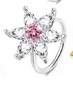 Detailopname van een bloem neusring met roze middensteen en witte zirkoon druppels - Roze Centrum Vijfbladige Bloem / Zilver