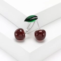 Élégante broche cerise rouge avec feuilles en émail sur un support géométrique - Argent (MM-BR-3609-SL)