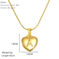 Detalle del collar de corazón bañado en oro de 18K con letra A grabada y cadena de serpiente - Corazón Letra A (S-P151-A)