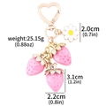 Porte-clés fraise rose avec fermoir doré et détails sur les dimensions du charme - K00891-02 Fraise Rose avec Fleur