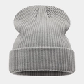 Gros plan sur la maille côtelée gris clair et le revers d'un bonnet d'hiver chaud - 208# Gris Blanc