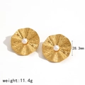 Vintage goldene Blumenohrringe mit weißen Perlen und unregelmäßiger Metallstruktur - Goldene Gezackte Blumen-Perlenohrringe (TE60205) / 18K Gold