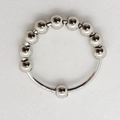 Detailansicht der drehbaren Perlen auf dem Edelstahl-Angstring zur Stressbewältigung - US 6 / Silber (Edelstahl)