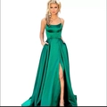 Elegante abito da sera in raso verde smeraldo con spalline sottili e spacco alto - US size 2 (S) / Verde