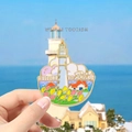 Calamita in metallo smaltato della città di Weihai con faro e fiori vicino al mare - Parco Yuehai